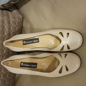 Etienne Aigner pumps cream